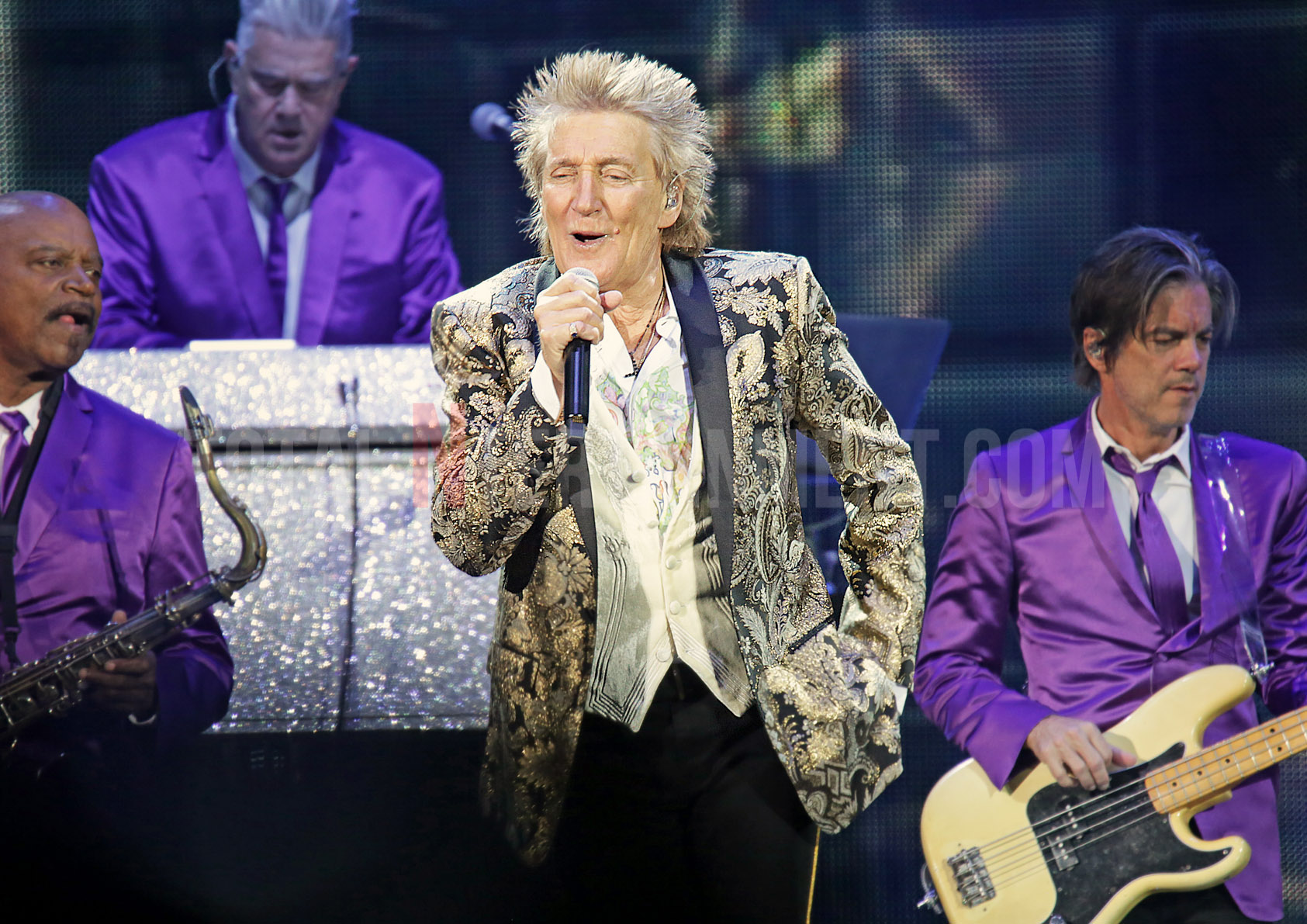 Rod Stewart puts on spectacular show in Manchester - TotalNtertainment